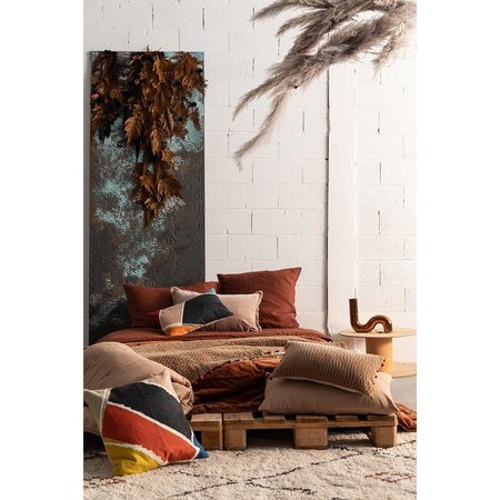 Velvet camel kussen met gekleurde stiksels en pompoms 30x50