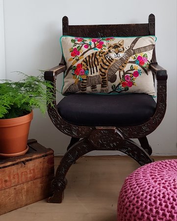 Slapende kat in boom 40x60