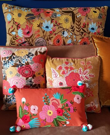 Fudge-kleurig velvet kussen met handgeborduurde bloemen 45x45