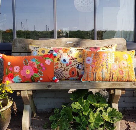 Fudge-kleurig kussen met handgeborduurde bloemen 40x90