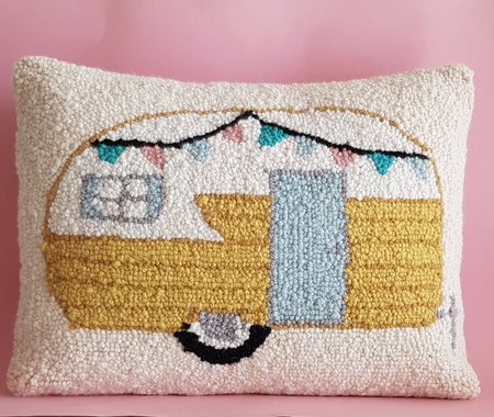 Handgeknoopt kussen met vintage caravan 30x40