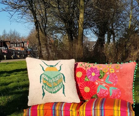 Handgeknoopt kussen met kever 50x50