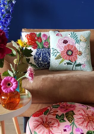 Handgeknoopt lichtblauw kussen met bloemen 40x40