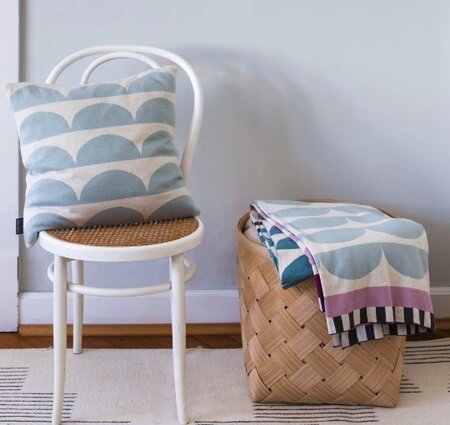 Sierkussen Kamelia blauw 48x48
