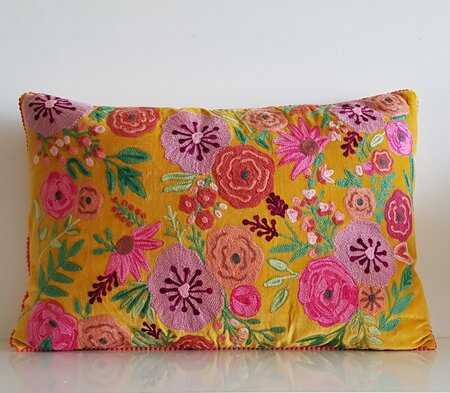 Geel sierkussen met roze bloemen