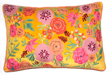 Geel sierkussen met roze bloemen