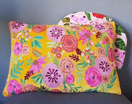 Geel sierkussen met roze bloemen