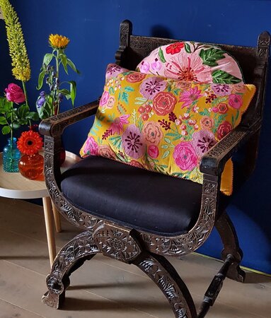 Geel sierkussen met roze bloemen