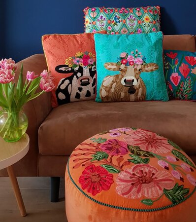 Kussen Koe met bloemen - oranje