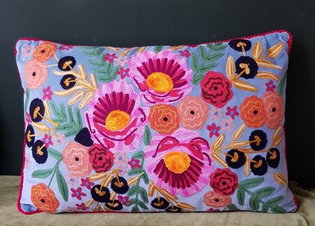 Lichtblauw velvet kussen met bloemen 40x60