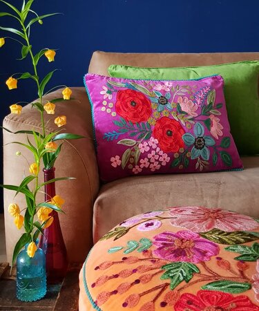 Fuchsia velvet kussen met handgeborduurde bloemen 35x50