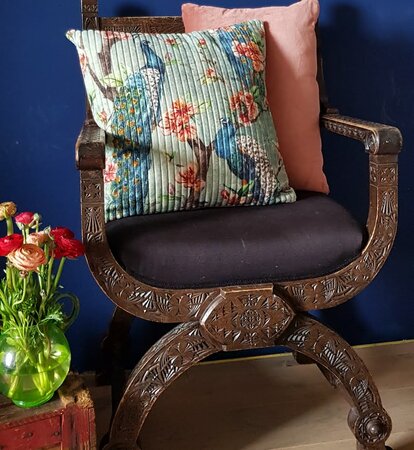Aqua velvet kussen met pauw & bloesem 50x50