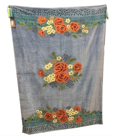 Lichtblauw velvet plaid met geborduurde bloemen en kwastjes 106x152