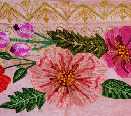 Lichtroze velvet plaid met geborduurde bloemen en roze kwastjes 106x152