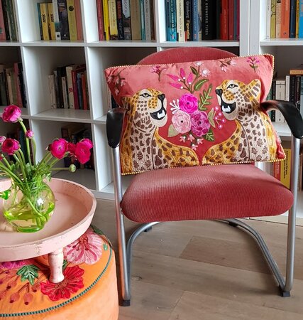 Steenrood velvet sierkussen met luipaarden en bloemen - 40x60