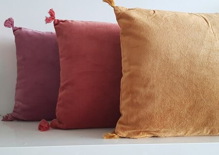 Oudroze cotton velvet kussen met kwastjes 20x35