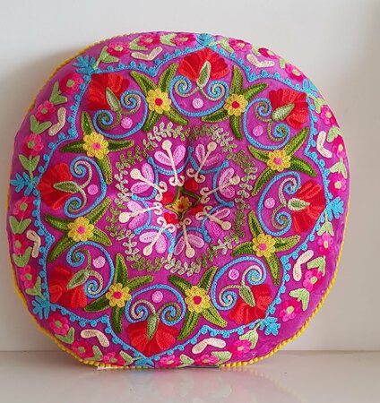 Rond velvet kussen met handgeborduurde bloemen - fuchsia, dia 40