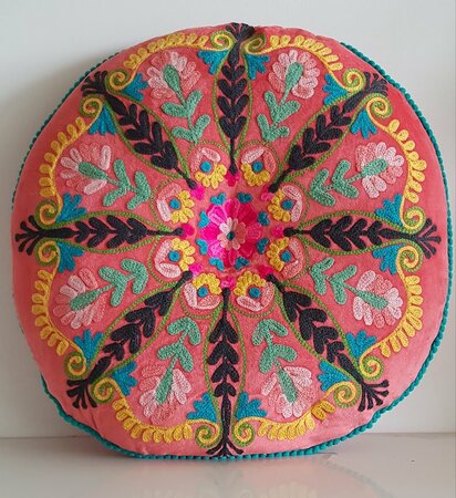 Rond velvet kussen met handgeborduurde bloemen - koraal, dia 40