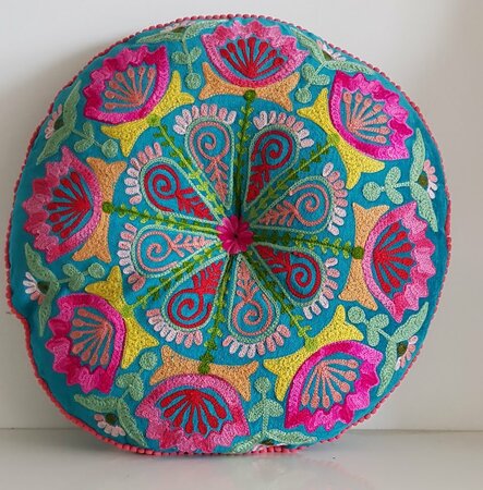 Rond velvet kussen met handgeborduurde bloemen - petrol dia 40
