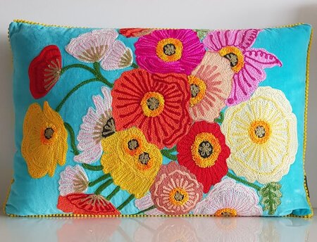 Turquoise velvet kussen met handgeborduurde bloemen 40x60