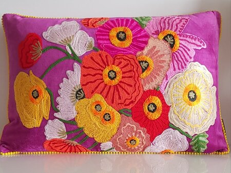 Fuchsia velvet kussen met handgeborduurde bloemen 40x60