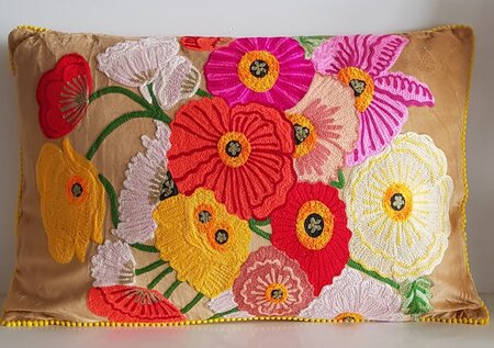 Fudge velvet kussen met handgeborduurde bloemen 40x60