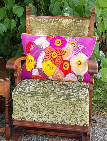 Fuchsia velvet kussen met handgeborduurde bloemen 40x60