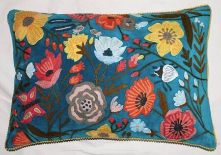 Petrol velvet kussen met handgeborduurde bloemen 40x60