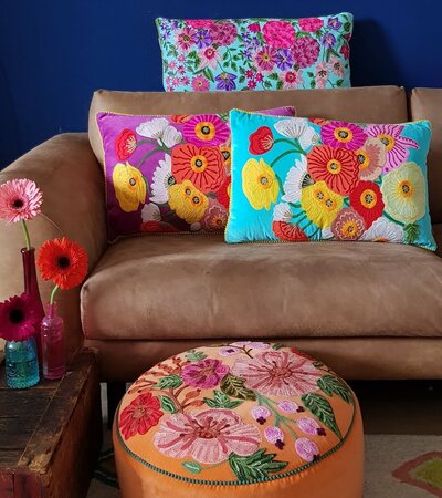 Turquoise velvet kussen met handgeborduurde bloemen 40x60