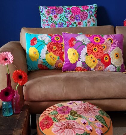 Turquoise canvas kussen met handgeborduurde bloemen 35x70