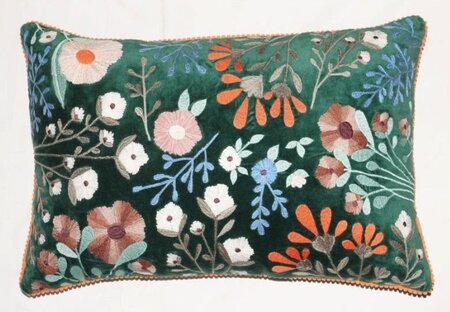 Groen velvet kussen met handgeborduurde bloemen 40x60