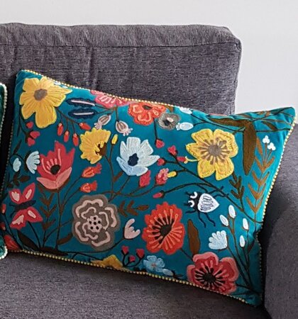 Petrol velvet kussen met handgeborduurde bloemen 40x60