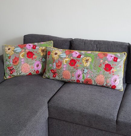 Grijs velvet kussen met handgeborduurde bloemen 40x90