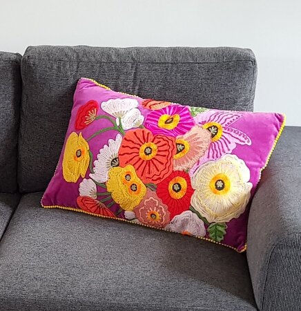 Fuchsia velvet kussen met handgeborduurde bloemen 40x60
