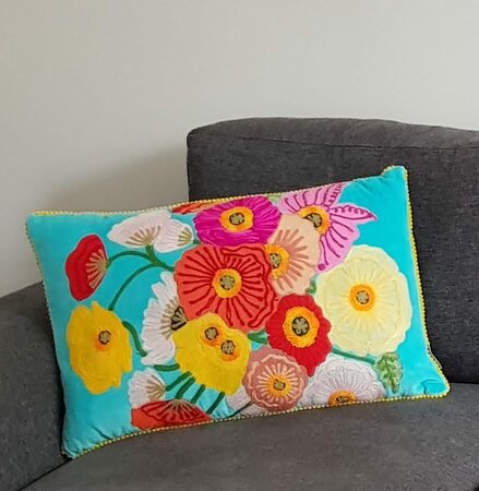 Turquoise velvet kussen met handgeborduurde bloemen 40x60