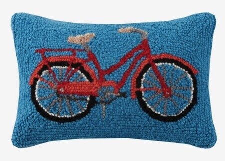 Handgeknoopt kussen met fiets 30x20