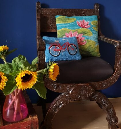 Handgeknoopt kussen met fiets 30x20