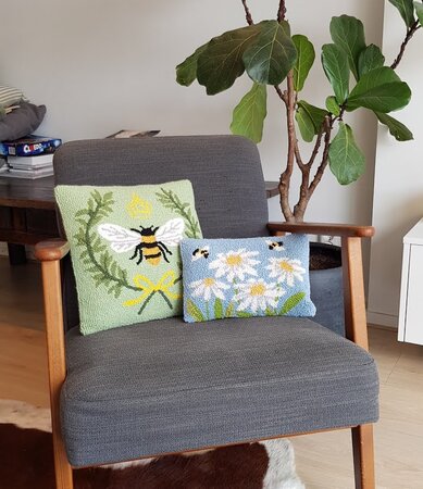 Handgeknoopt kussen met margrieten en bijen 30x20