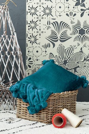 Petrol plaid met pompoms  130 x 170